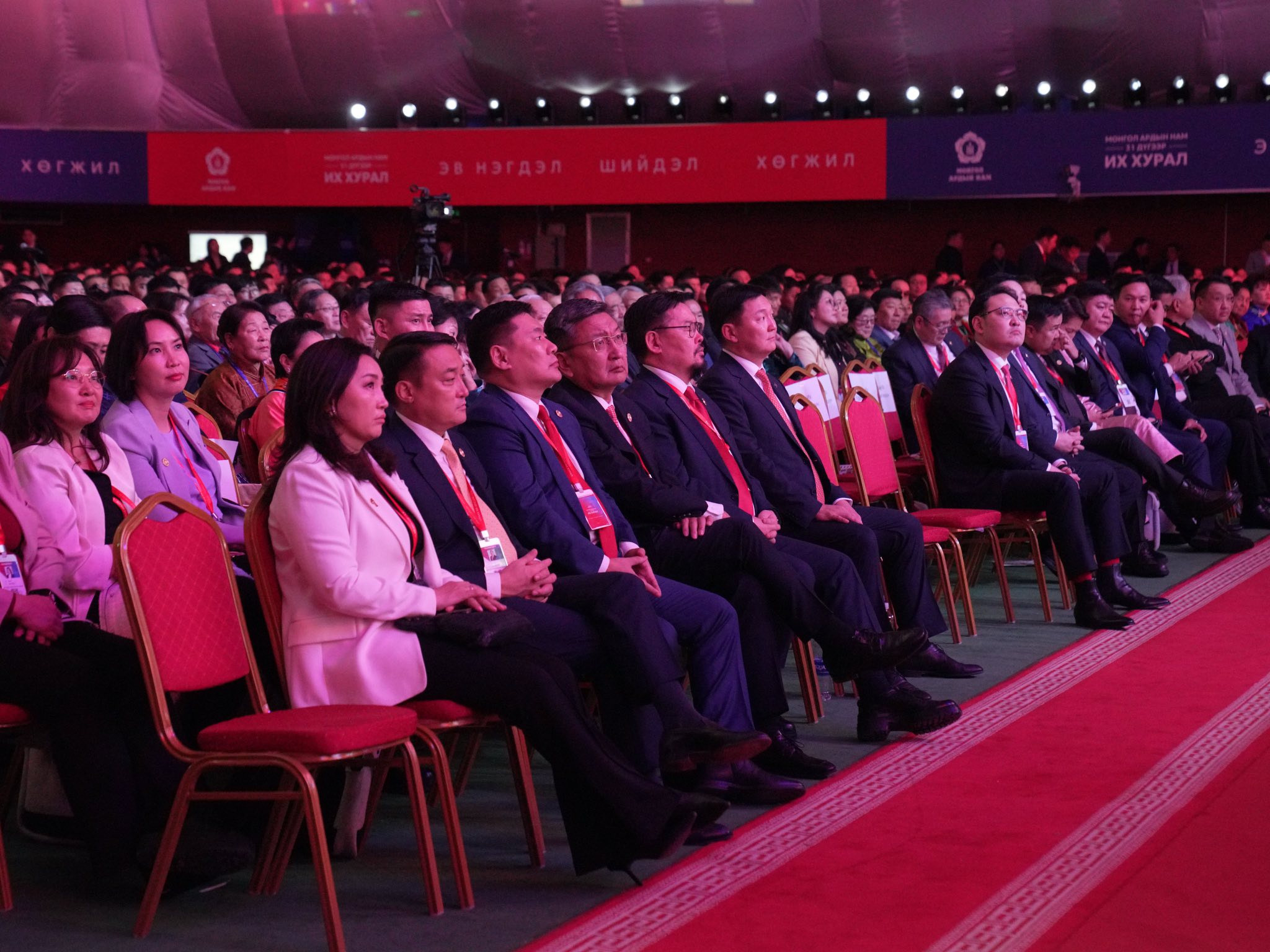 Их хурал: Бага хурлын гишүүдээ шинэчлэн батална